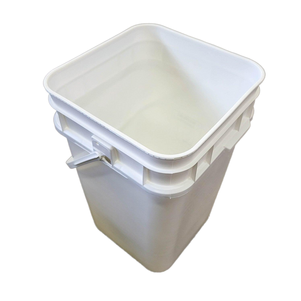https://www.foxhoundbeecompany.com/cdn/shop/files/4-Gallon-Square-Bucket-and-Lid-with-Gasket-Foxhound-Bee-Company_grande.png?v=1698900868